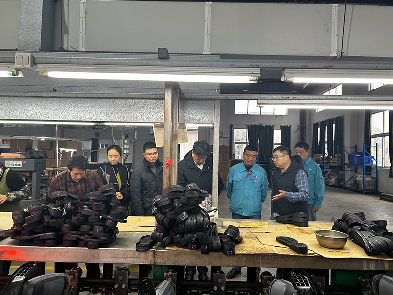 新兴际华集团副总经理徐建华、际华股份公司党委书记、董事长夏前军一行来公司调研指导工作